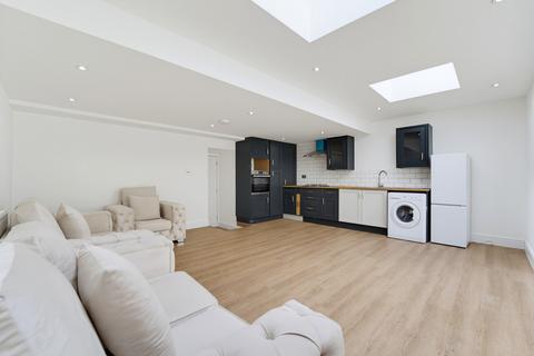 2 bedroom flat to rent, Admiral Rodney House Church Street, Walton On Thems Surrey, KT12