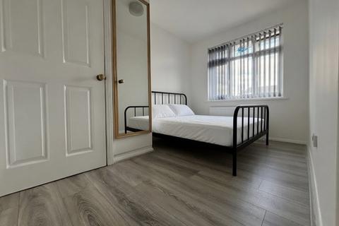 5 bedroom house share to rent, Liphook Close, Hornchurch RM12