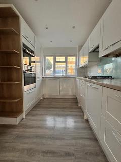 5 bedroom house share to rent, Liphook Close, Hornchurch RM12