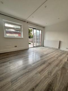 5 bedroom house share to rent, Liphook Close, Hornchurch RM12