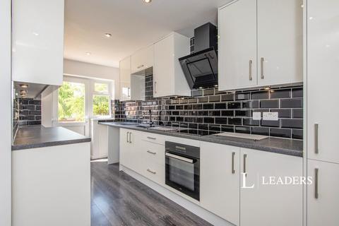 3 bedroom semi-detached house to rent, Malham Road, DY13