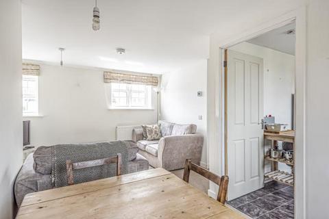 2 bedroom flat to rent, Woodford Way, Witney, OX28