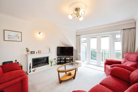2 bedroom flat for sale, Sea Front, Hayling Island, Hampshire, PO11