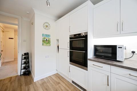 2 bedroom flat for sale, Sea Front, Hayling Island, Hampshire, PO11