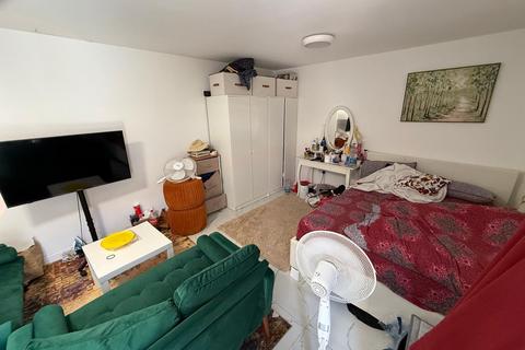 Studio to rent, St. Aubyns Avenue, HOUNSLOW, Middlesex, TW3