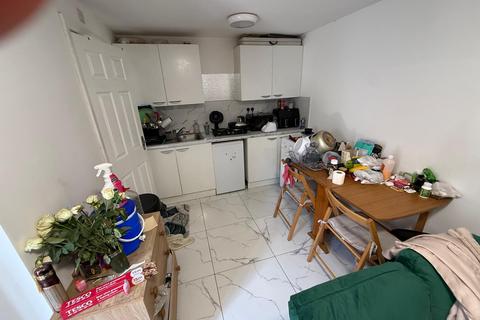 Studio to rent, St. Aubyns Avenue, HOUNSLOW, Middlesex, TW3