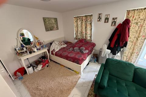 Studio to rent, St. Aubyns Avenue, HOUNSLOW, Middlesex, TW3