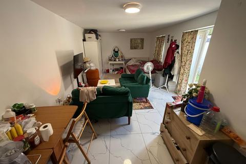 Studio to rent, St. Aubyns Avenue, HOUNSLOW, Middlesex, TW3