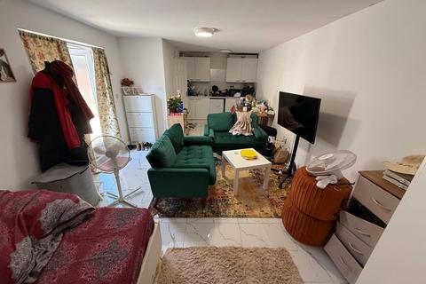 Studio to rent, St. Aubyns Avenue, HOUNSLOW, Middlesex, TW3