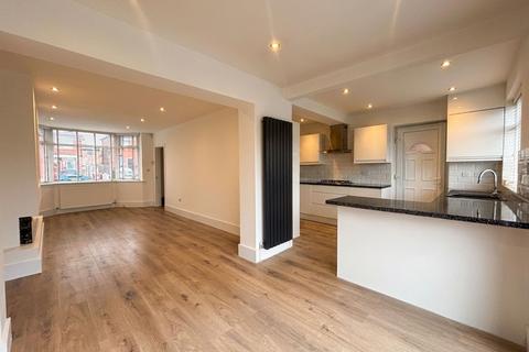 3 bedroom semi-detached house to rent, Sunningdale Drive, Salford M6