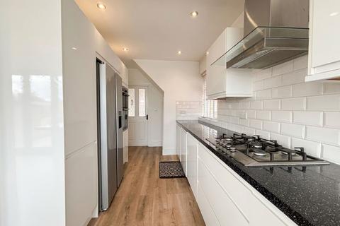 3 bedroom semi-detached house to rent, Sunningdale Drive, Salford M6
