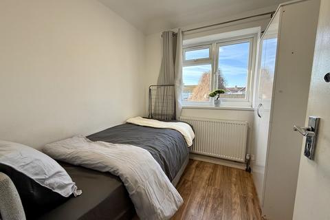 1 bedroom in a house share to rent, Berkeley Avenue, Hounslow