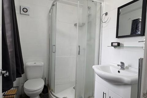 1 bedroom in a house share to rent, Berkeley Avenue, Hounslow