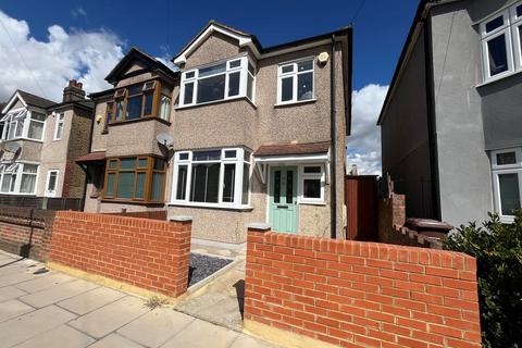 2 bedroom semi-detached house to rent, Romford