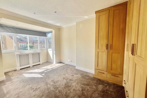 2 bedroom semi-detached house to rent, Romford