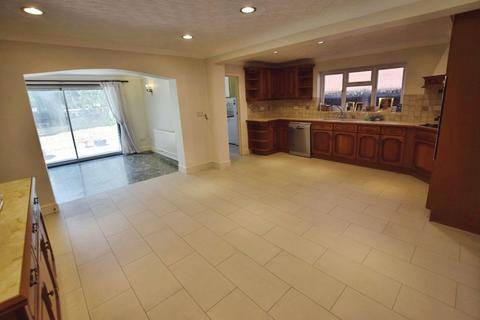 4 bedroom detached house to rent, Park Avenue, Bedford