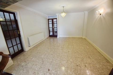 4 bedroom detached house to rent, Park Avenue, Bedford