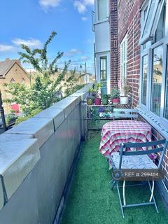 2 bedroom flat to rent, Windsor Court, London, SW4