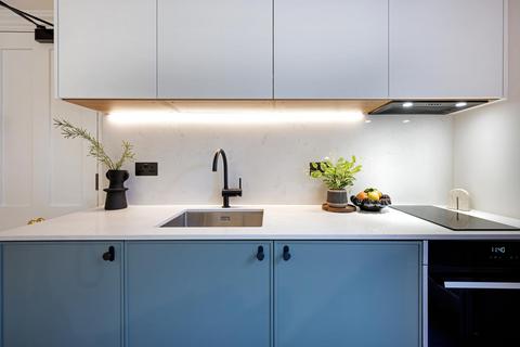 Studio to rent, Kensington Gardens Square, 32-33, London W2