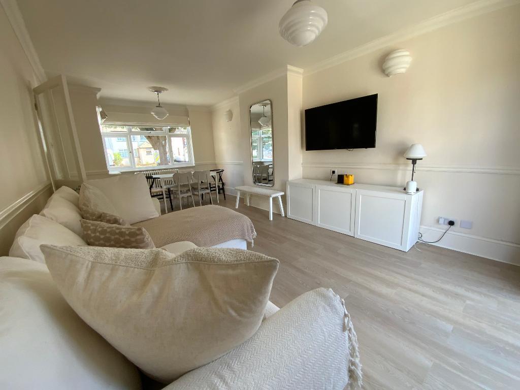 LIVING ROOM 20'2 x 11'2