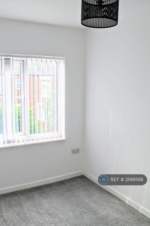 House in Leeds, Lower Mickletown - More