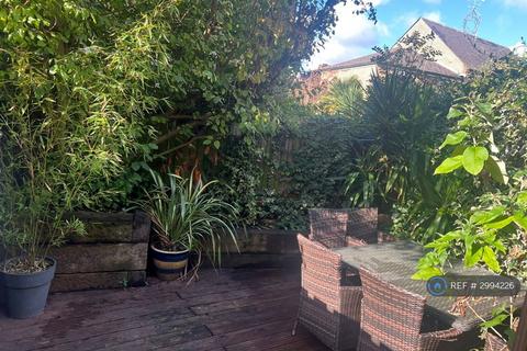 3 bedroom flat to rent, Hubert Grove, London, SW9