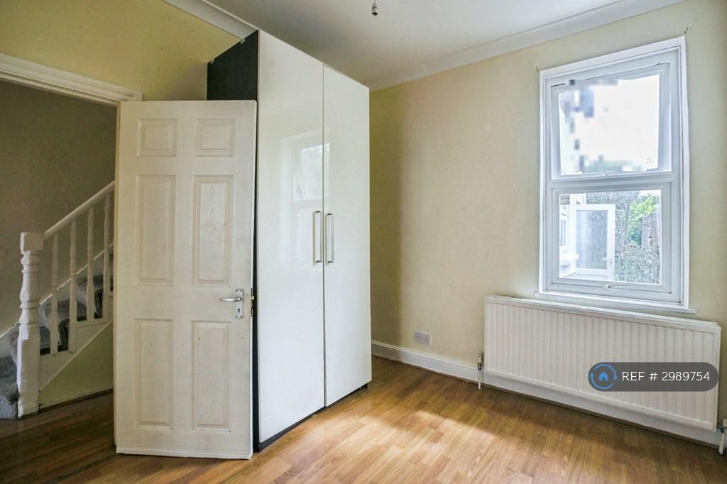 House in Croydon - View 4