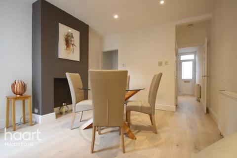 2 bedroom terraced house to rent, Pope Street, Kent