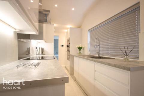 2 bedroom terraced house to rent, Pope Street, Kent