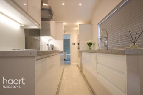 2 bedroom terraced house to rent, Pope Street, Kent