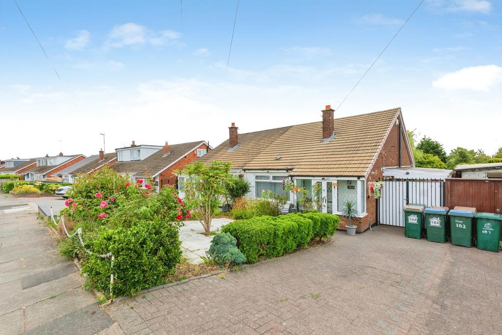 Detached house exterior, driveway
