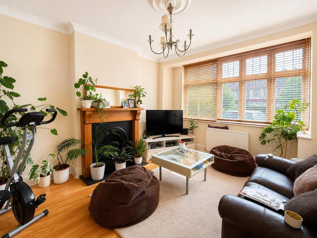 House in London, Worcester Park - View 2