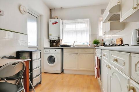 2 bedroom flat to rent, Great West Road, Isleworth, TW7