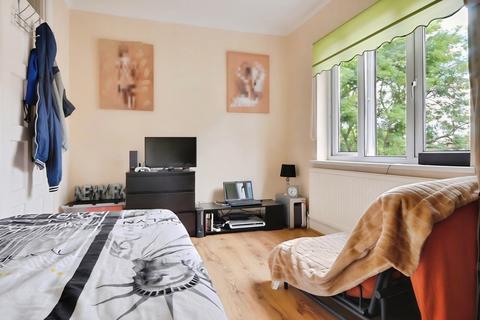 2 bedroom flat to rent, Great West Road, Isleworth, TW7