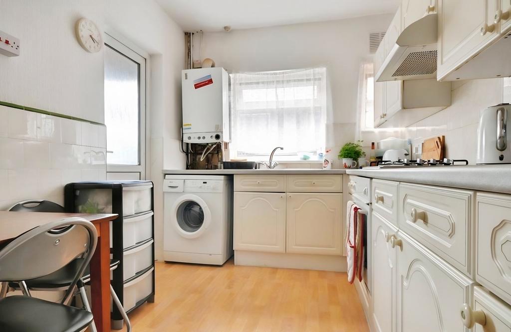 Apartment in Isleworth - View 2