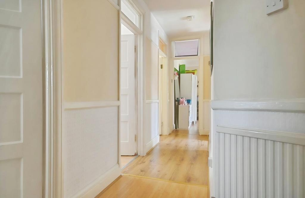 Apartment in Isleworth - View 3