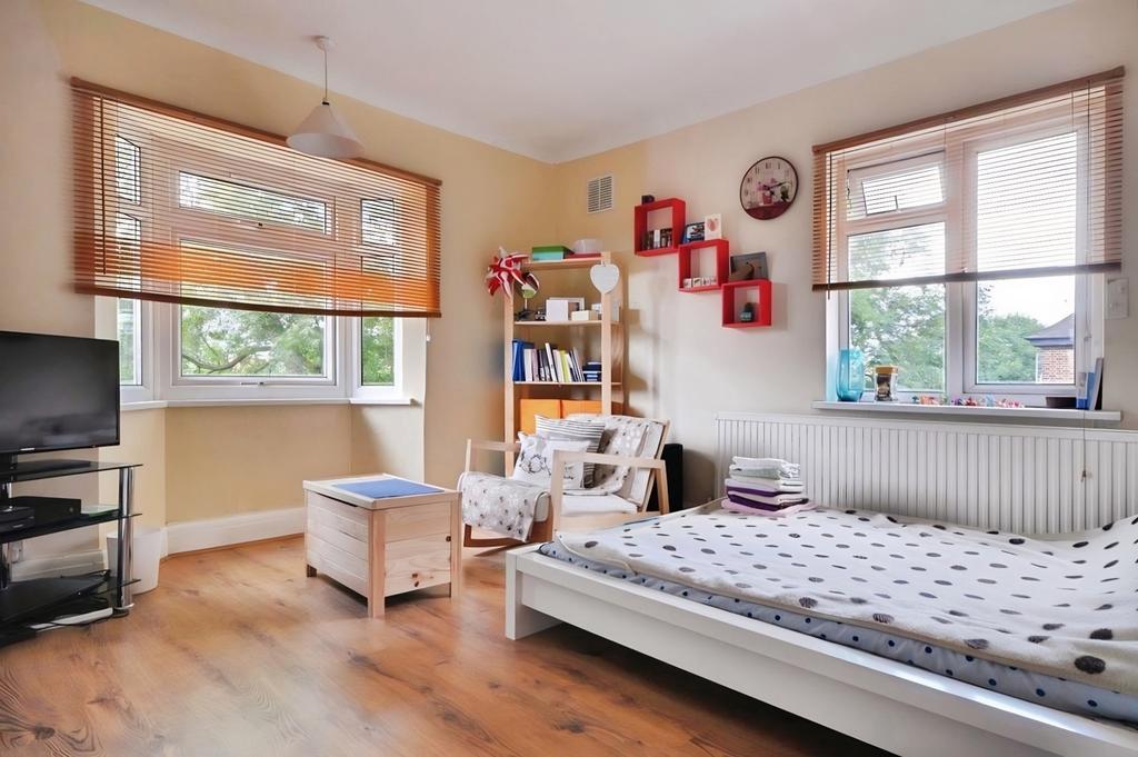 Apartment in Isleworth - More