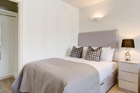 Studio to rent, Hill Street, London
