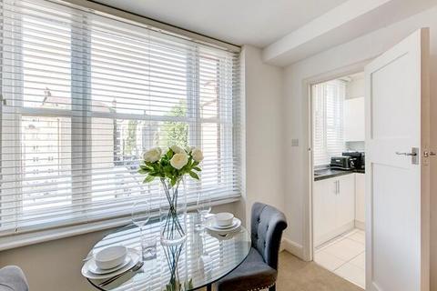 Studio to rent, Hill Street, London