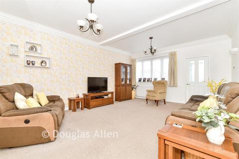 4 bedroom detached house for sale, Oakhurst Drive, Wickford SS12