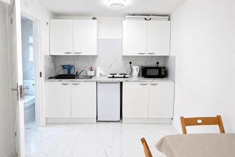 Studio to rent, St Aubyns Avenue, Hounslow TW3