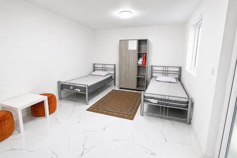 Studio to rent, St Aubyns Avenue, Hounslow TW3