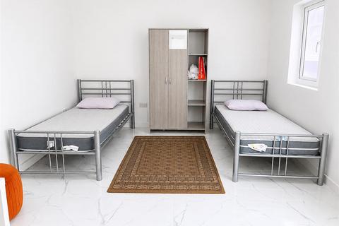 Studio to rent, St Aubyns Avenue, Hounslow TW3