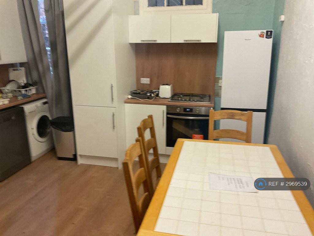 Apartment in Glasgow, North Kelvinside, Hillhead - View 3