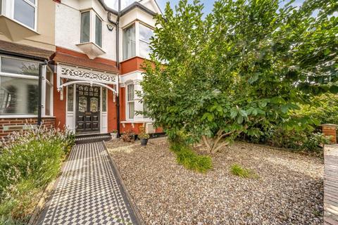 Queens Avenue, London N3