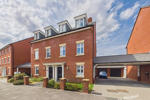 4 bedroom townhouse for sale, Armstrongs Fields, Kingsbrook, Aylesbury, Buckinghamshire