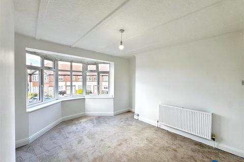2 bedroom flat to rent, Westminster Close, Ilford