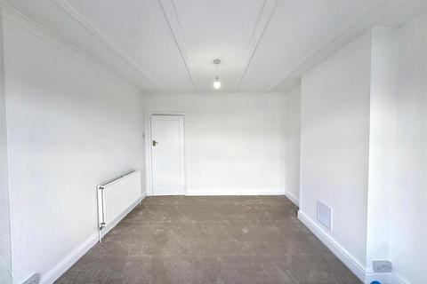 2 bedroom flat to rent, Westminster Close, Ilford