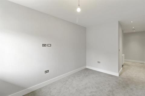 undefined, St. Ives Place, London, E14