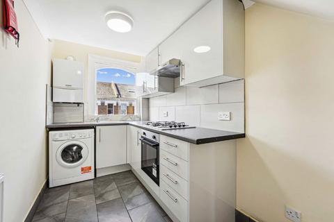 3 bedroom flat to rent, Mayflower Road, London SW9